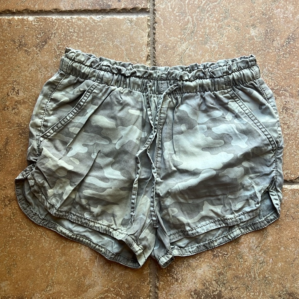 American Eagle camo shorts size small